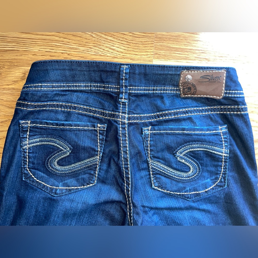 Silver Jeans Suki Capri Waist 28 Length 26 Dark Wash Sequins Embroidered EUC